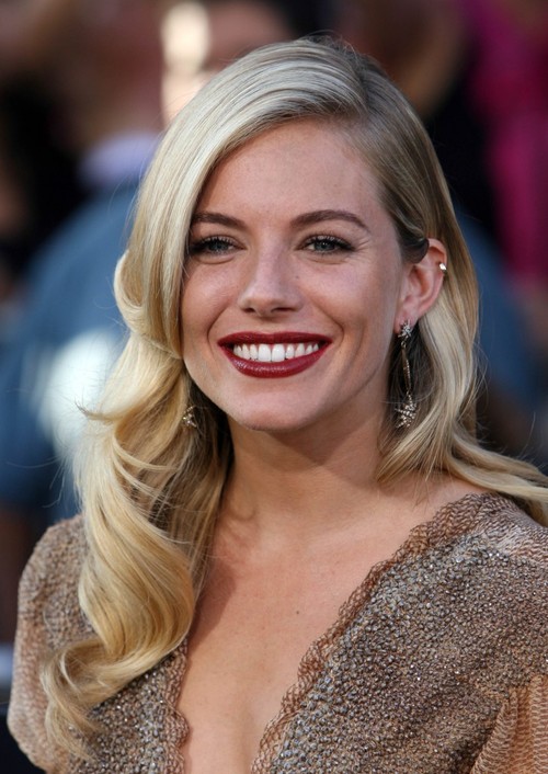 Sienna-miller-long-blonde-hairstyle-august-09-725x1024